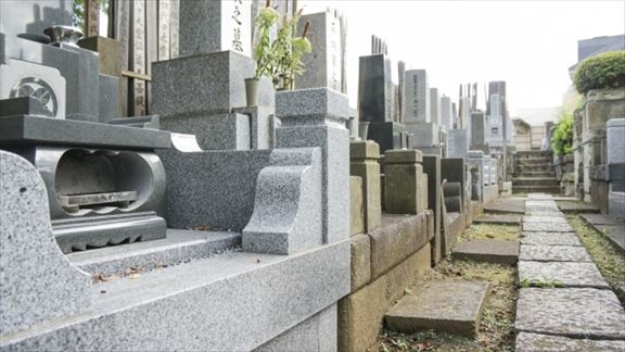 何が違うの?墓地と霊園
